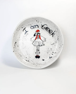 Χειροποίητο λευκό κεραμικό μπολ με μαύρο πιτσιλωτό σχέδιο και ζωγραφισμένο τσολιά, από τη σειρά I AM GREEK