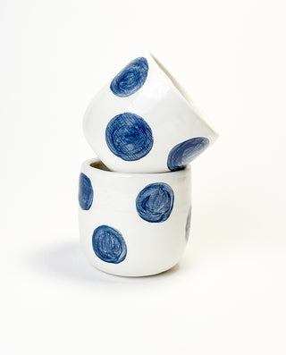 SET OF WHITE CERAMIC MUGS WITH BLUE DOTS